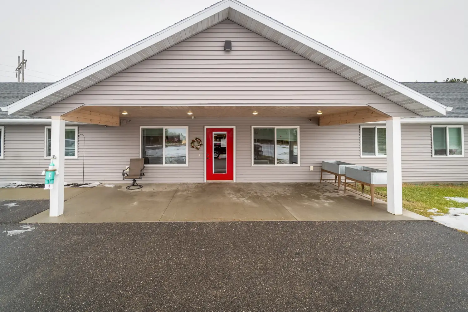 Front exterior view of D&D's Caring Hearts